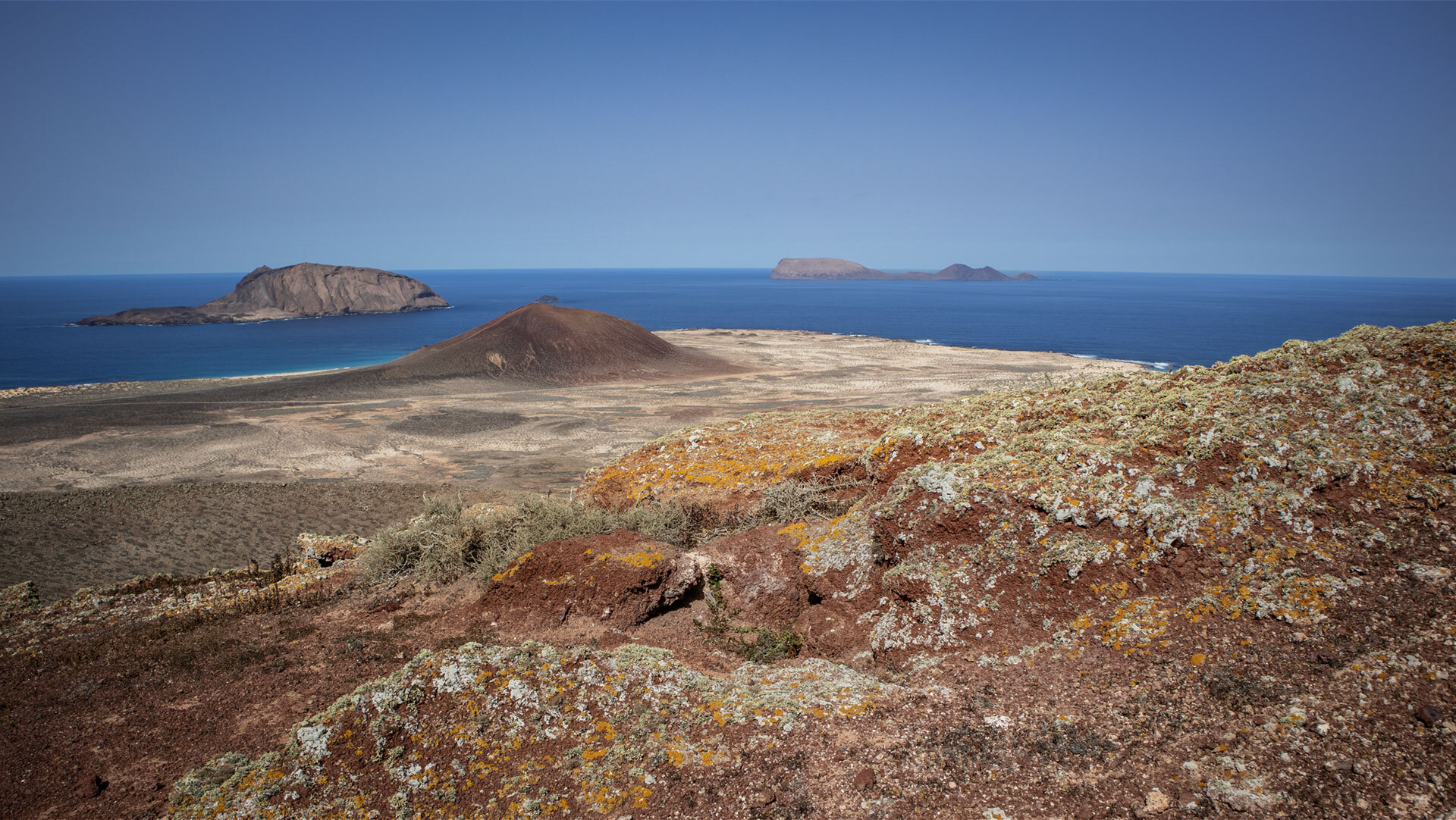 Vulkane und Sandflächen auf La Graciosa