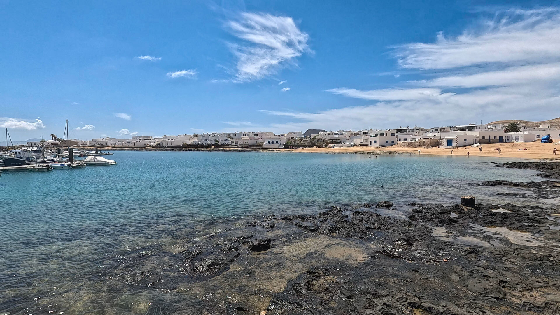 die Hafenbucht von Caleta de Sebo auf La Graciosa