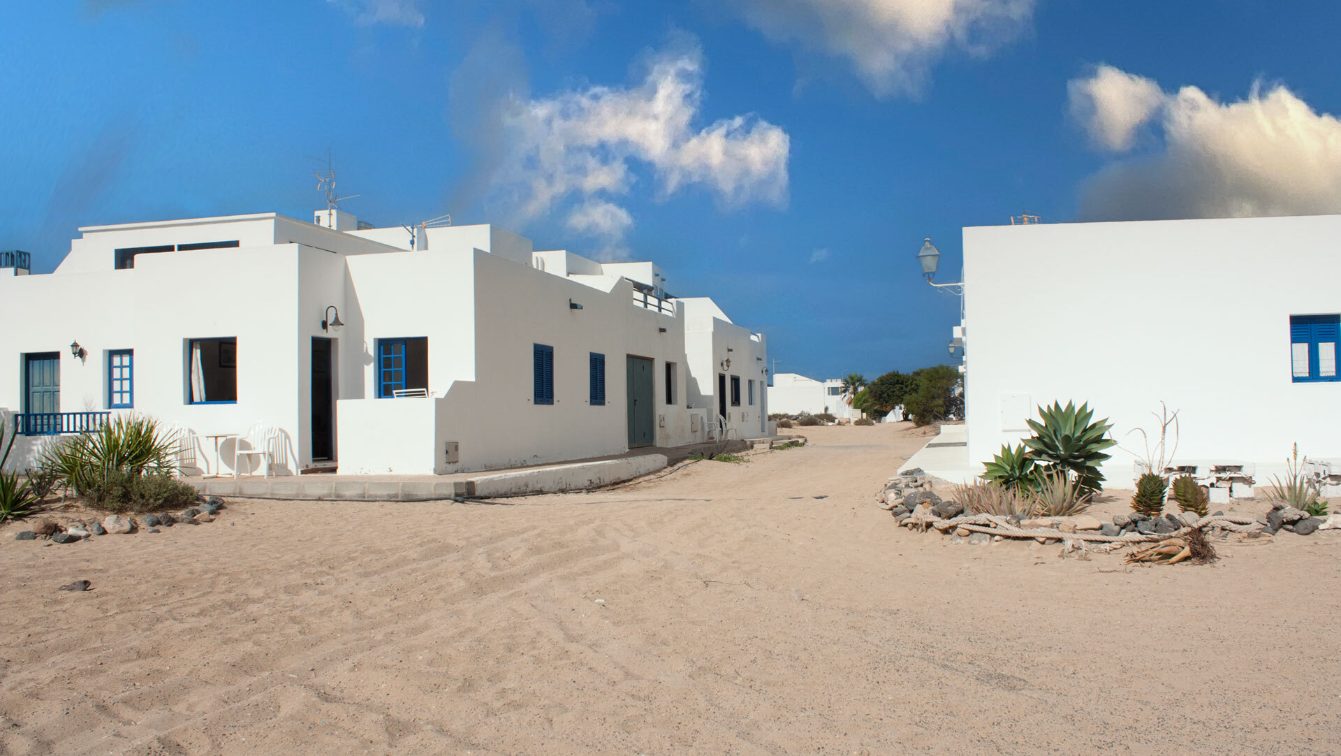sandige Straßen in Caleta de Sebo auf La Graciosa