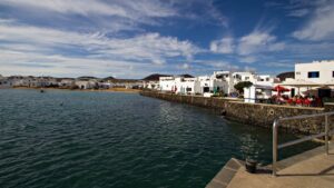 Hafen von Caleta de Sebo auf La Graciosa mit Restaurants und Cafés