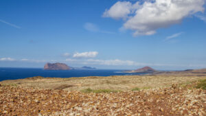 La Graciosa mit dem Montaña Bermeja und den Inseln Montaña Clara und Alegranza