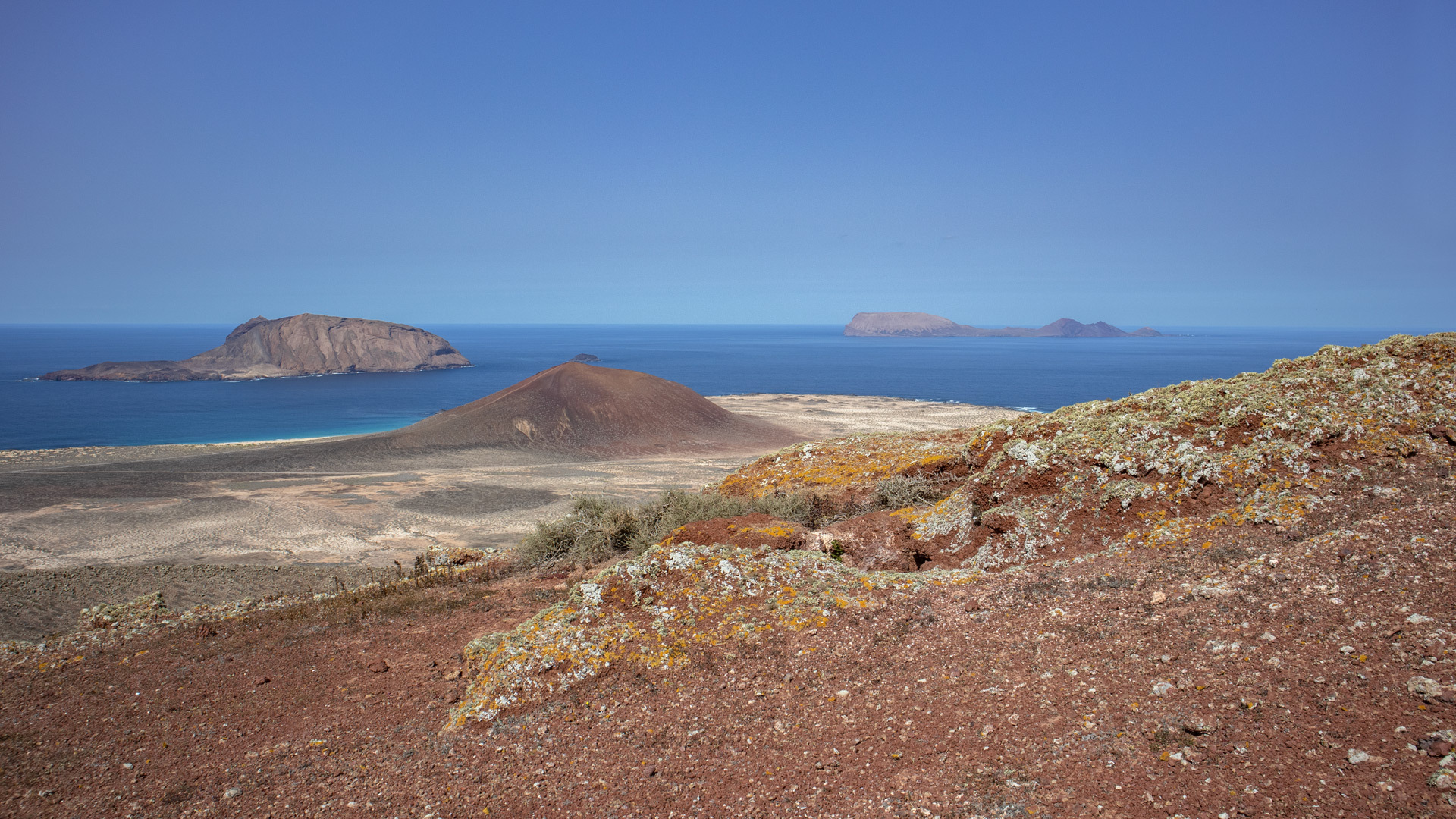 Ausblick vom Agujas Chicas: Montaña Bermeja und die Nachbarinseln Montaña Clara, Alegranza, und Roque del Oeste 