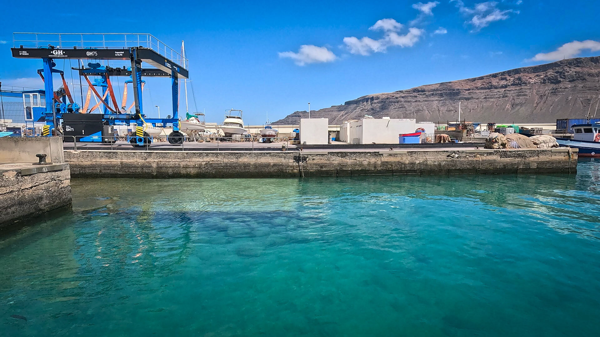 Hafen von Caleta de Sebo auf La Graciosa mit Restaurants und Cafés