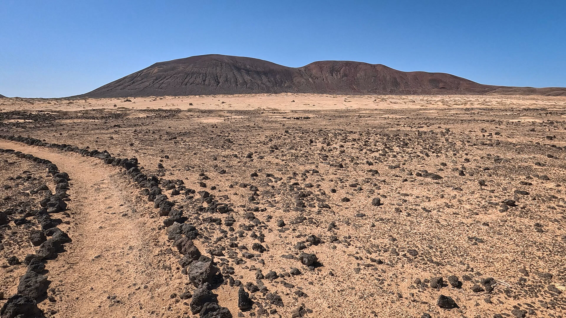 die Vulkankegel Las Agujas Grandes (266 m) und Las Agujas Chicas (257 m)