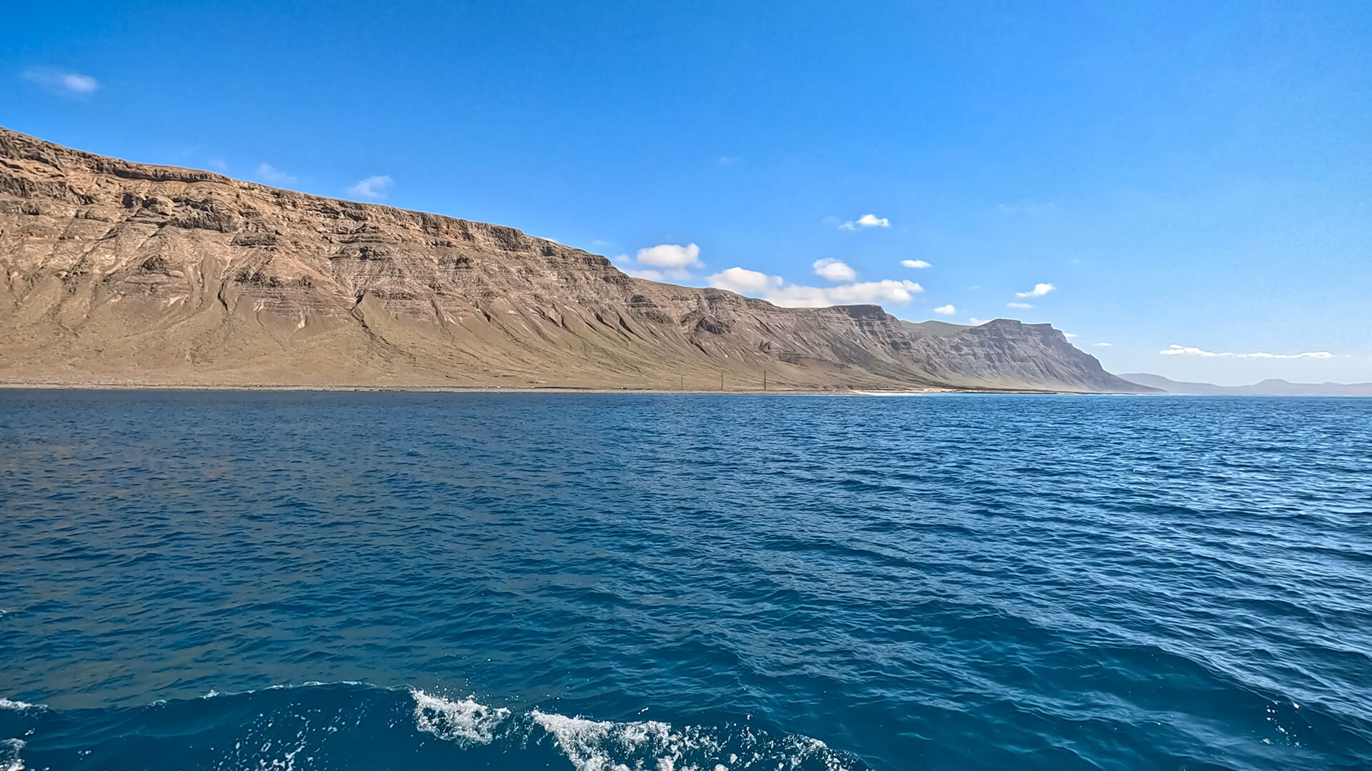Fährfahrt mit Blick aufs Famara-Massiv