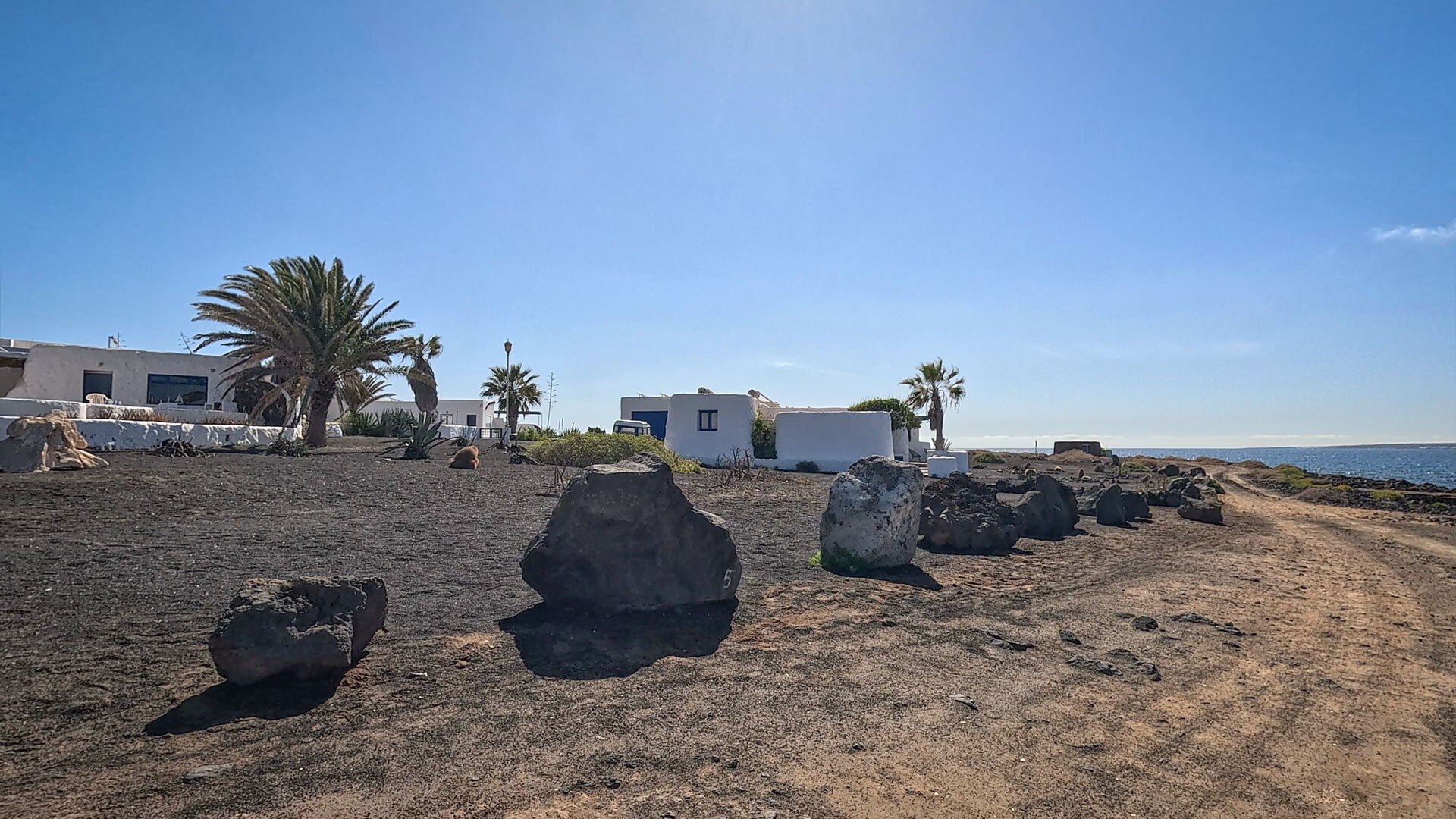 ein typischer Straßenzug in Caleta de Sebo auf La Graciosa