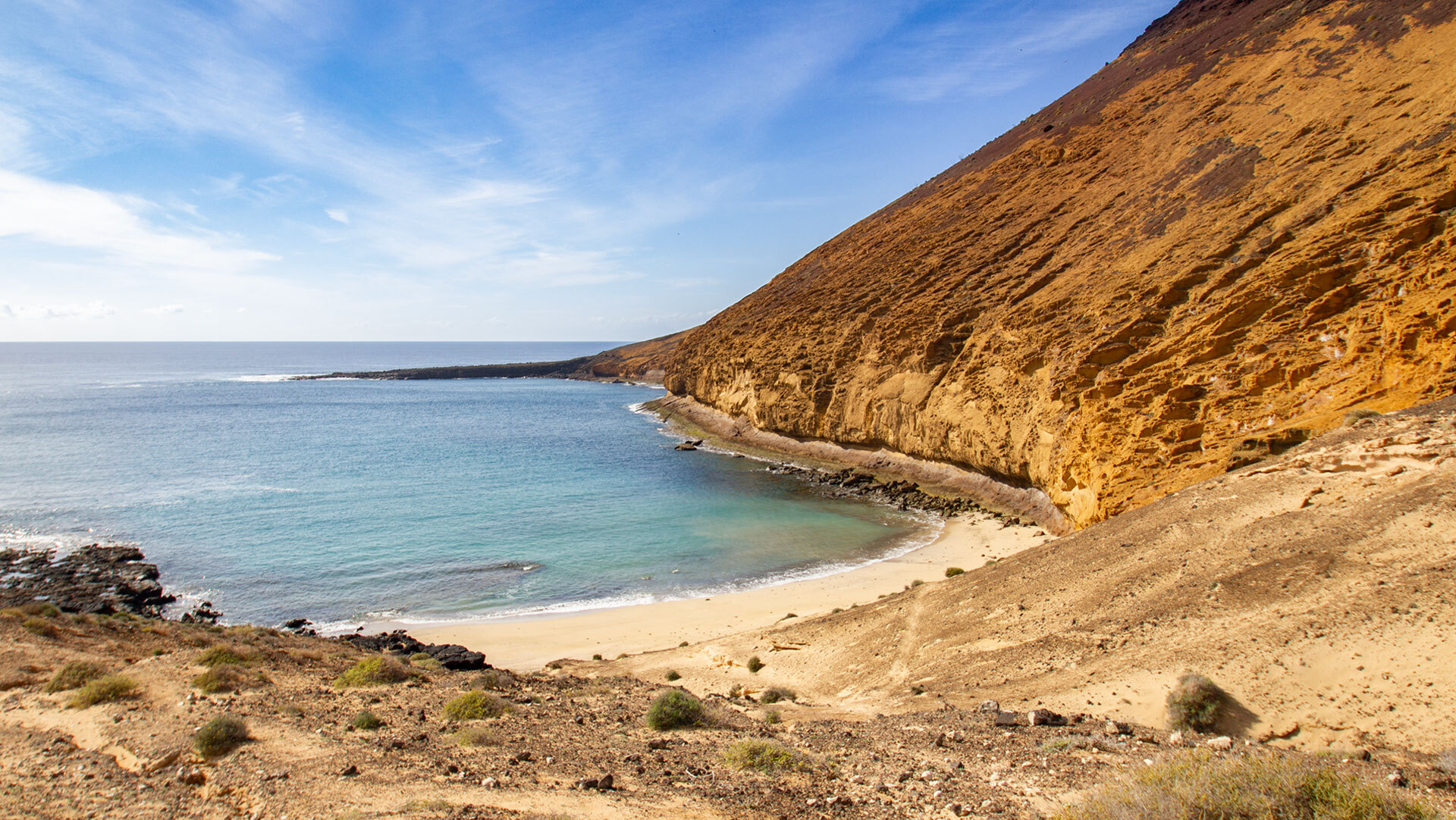 der Montaña Amarilla bildet den Abschluss der Bucht von Playa de la Cocina