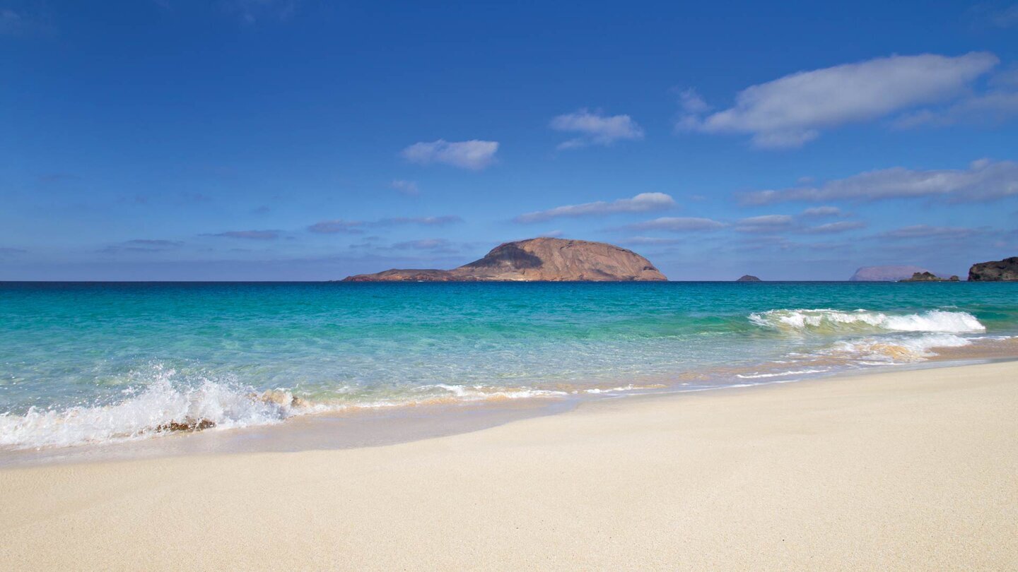 am Playa de las Conchas mit der Insel Montaña Clara im Hintergrund