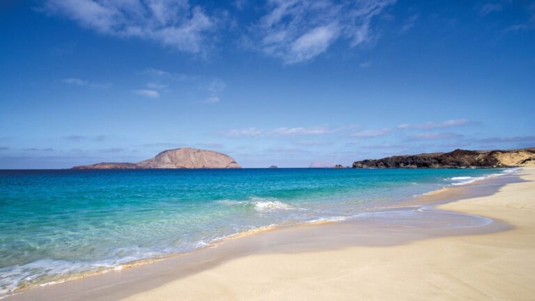 Playa de la Concha mit Montaña Clara links und Roque del Oeste im Hintergrund