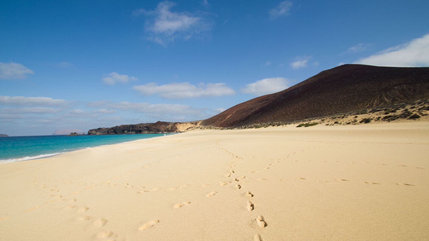 Traumstrand Playa de las Conchas am Fuße des Montaña Bermeja