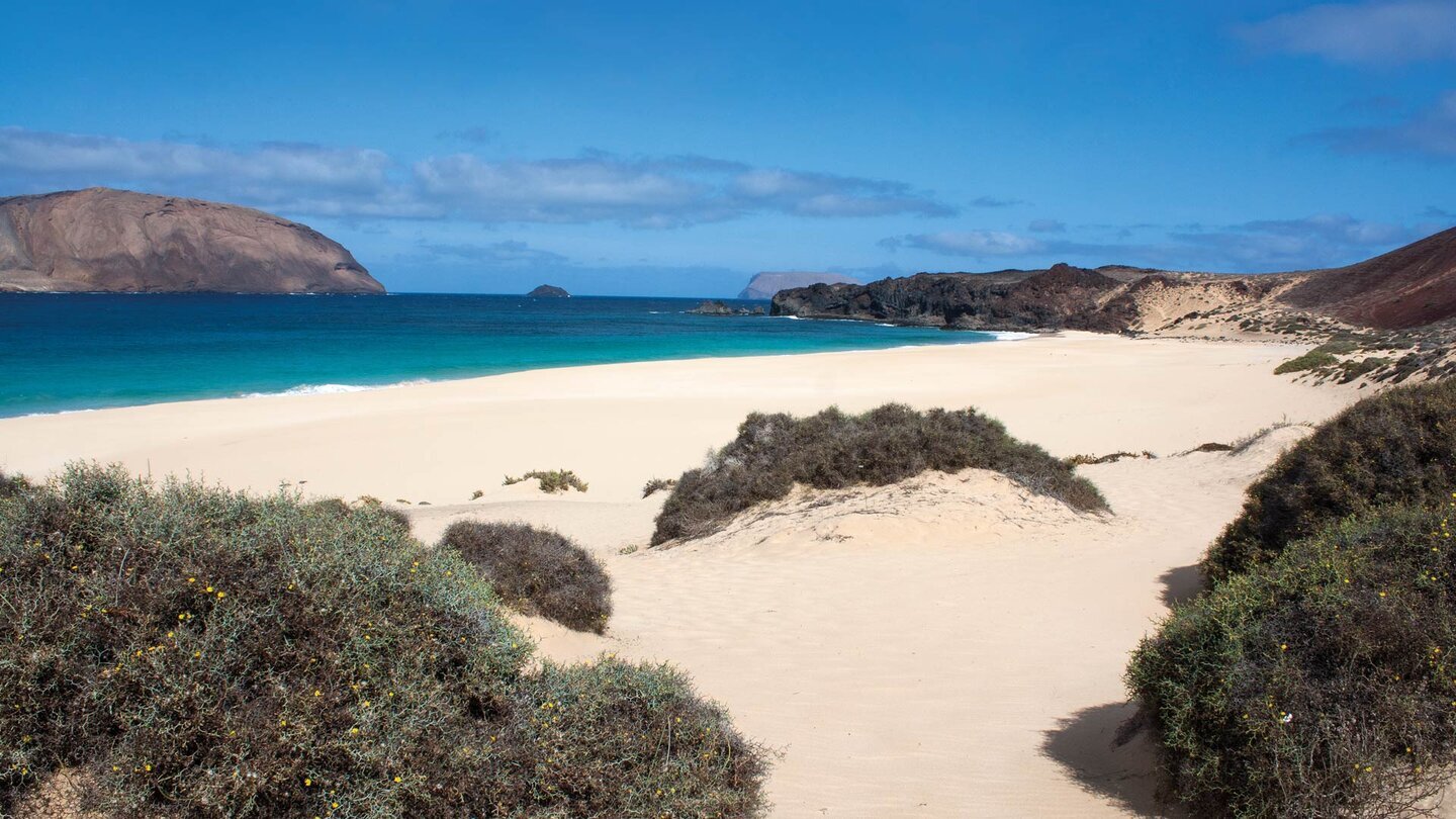 der Strand Playa de las Conchas mit seiner Dünenlandschaft
