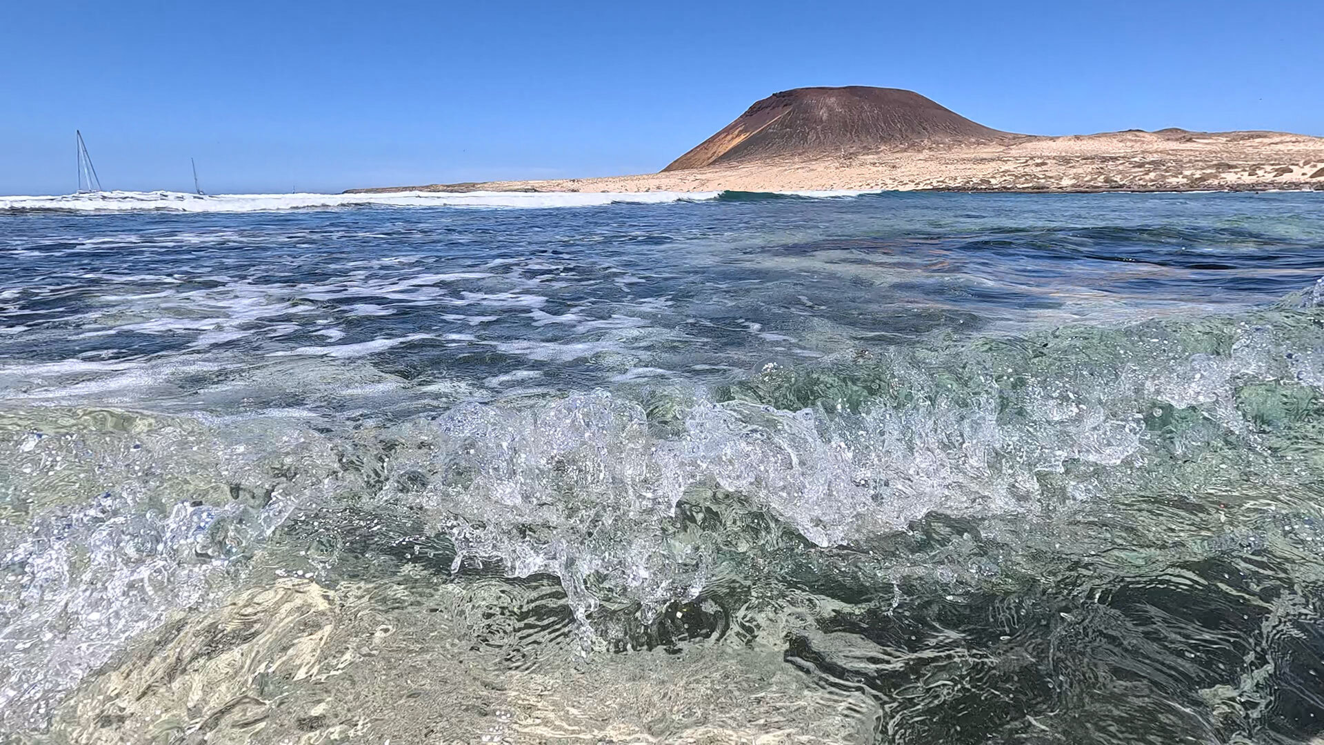 die Bucht Playa Francesa mit Montaña Amarilla im Hintergrund