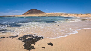 der Strand Playa Francesa mit dem Vulkan Montaña Amarilla im Hintergrund