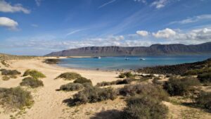 Blick auf die Steilklippen des Famara-Massivs von der Playa Francesa