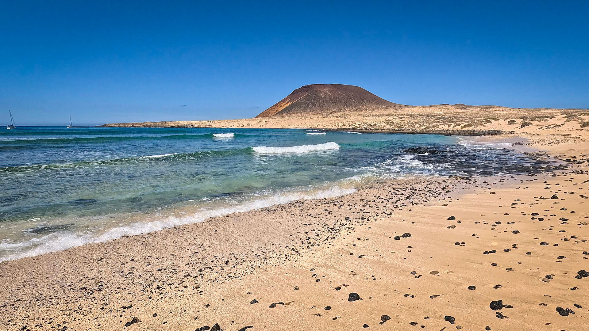 der Strand Playa Francesa mit dem Vulkan Montaña Amarilla im Hintergrund