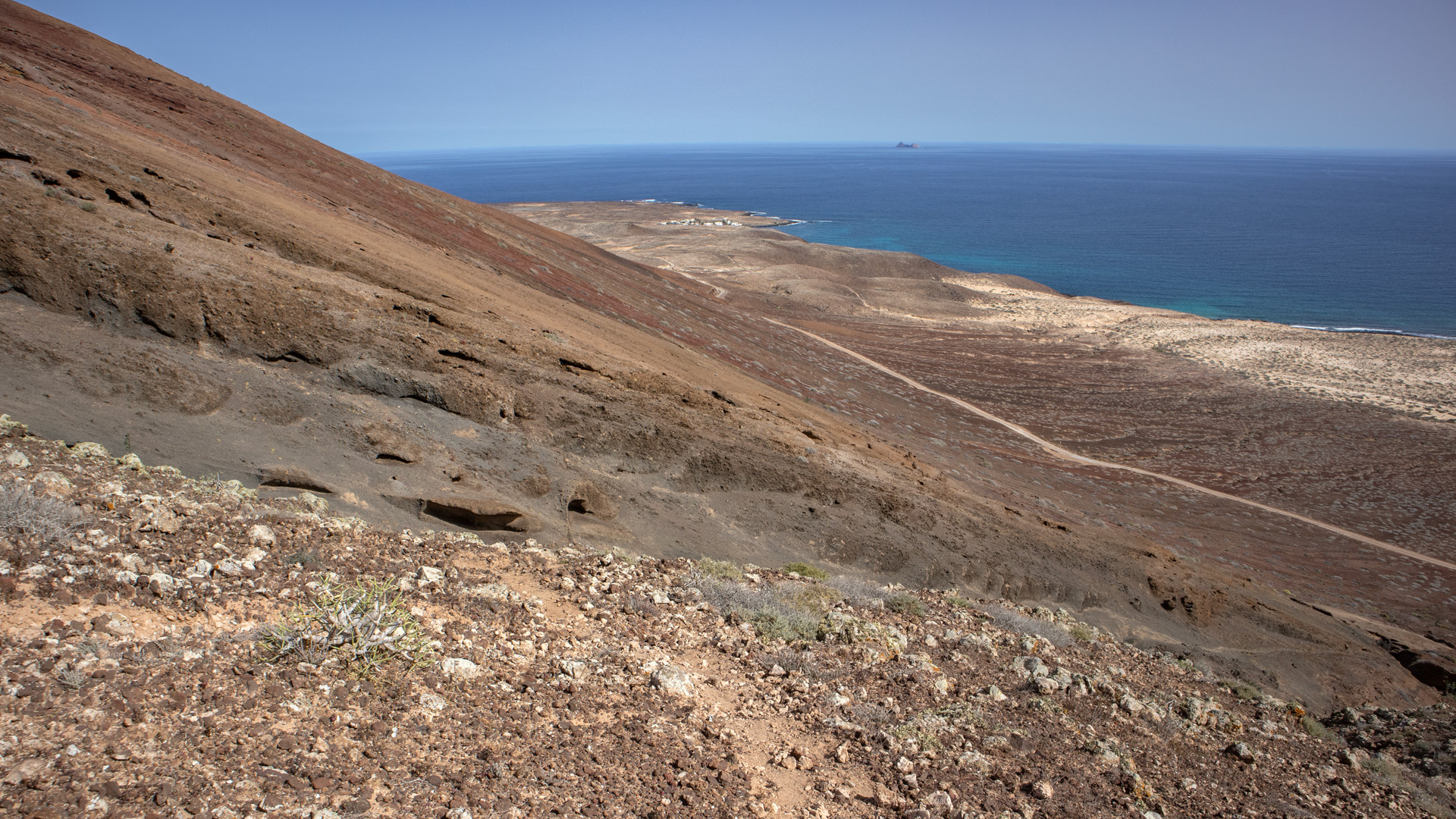 Abstieg vom Agujas Chicas mit Blick auf Pedro barba und Roque del Este
