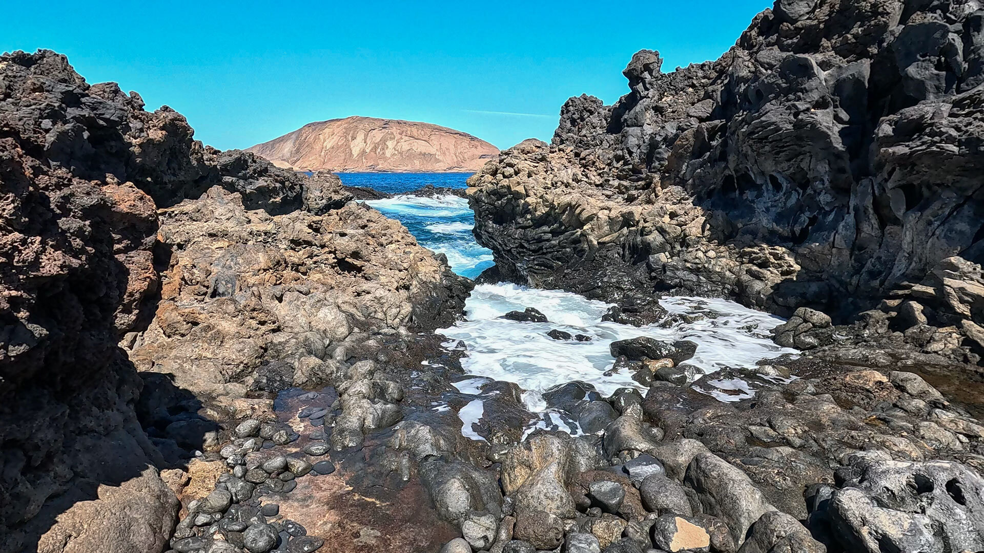 La Graciosa mit dem Montaña Bermeja und den Inseln Montaña Clara und Alegranza